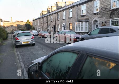 Kendal, Cumbria 8 décembre 2022. Des températures glaciales de -4 degrés Celsius ont frappé Kendal en Cumbria pendant la nuit, provoquant un gel sévère sur la ville historique. Les pare-brise des voitures ont été couverts de glace, la vapeur est montée au-dessus des toits gelés et le parc a été gelé après que le «Troll de Trondheim» a frappé de nombreuses parties du Royaume-Uni. Crédit : Stop Press Media / Alamy Live News Banque D'Images