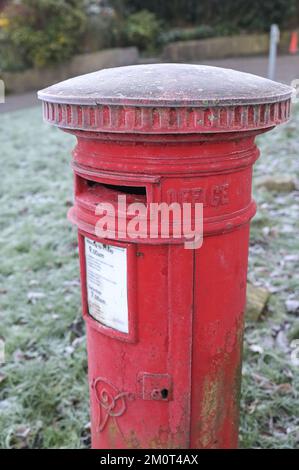 Kendal, Cumbria 8 décembre 2022. Des températures glaciales de -4 degrés Celsius ont frappé Kendal en Cumbria pendant la nuit, provoquant un gel sévère sur la ville historique. Les pare-brise des voitures ont été couverts de glace, la vapeur est montée au-dessus des toits gelés et le parc a été gelé après que le «Troll de Trondheim» a frappé de nombreuses parties du Royaume-Uni. Crédit : Stop Press Media / Alamy Live News Banque D'Images