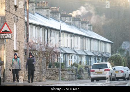 Kendal, Cumbria 8 décembre 2022. Des températures glaciales de -4 degrés Celsius ont frappé Kendal en Cumbria pendant la nuit, provoquant un gel sévère sur la ville historique. Les pare-brise des voitures ont été couverts de glace, la vapeur est montée au-dessus des toits gelés et le parc a été gelé après que le «Troll de Trondheim» a frappé de nombreuses parties du Royaume-Uni. Crédit : Stop Press Media / Alamy Live News Banque D'Images