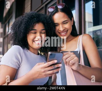 Les femmes, le téléphone et le shopping en ligne dans la rue du Cap, lire le site Web d'ecommerce sur l'application de shopping au détail dans la ville. Amis heureux, femme noire et mobile Banque D'Images