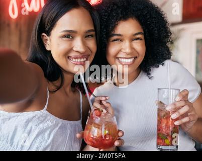 Selfie, femmes noires et cocktails au pub, célébration et happy hour ensemble. Les jeunes femmes, les filles afro-américaines et la consommation d'alcool pour l'événement Banque D'Images