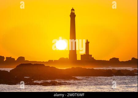 France, Finistère, Plouguerneau, coucher de soleil sur les phares de l'île vierge, dont l'un est le plus haut d'Europe Banque D'Images