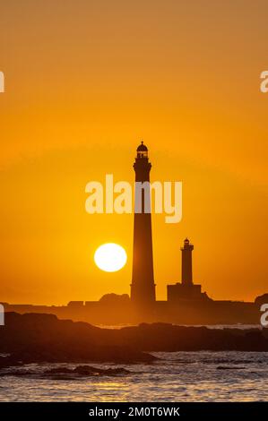 France, Finistère, Plouguerneau, coucher de soleil sur les phares de l'île vierge, dont l'un est le plus haut d'Europe Banque D'Images