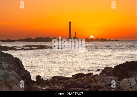 France, Finistère, Plouguerneau, coucher de soleil sur les phares de l'île vierge, dont l'un est le plus haut d'Europe Banque D'Images