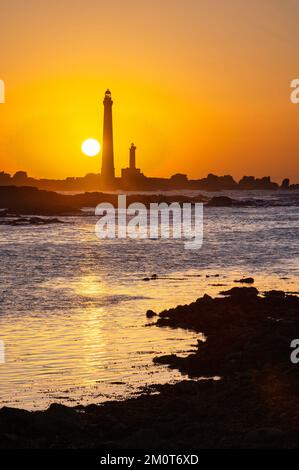 France, Finistère, Plouguerneau, coucher de soleil sur les phares de l'île vierge, dont l'un est le plus haut d'Europe Banque D'Images