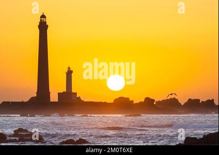 France, Finistère, Plouguerneau, coucher de soleil sur les phares de l'île vierge, dont l'un est le plus haut d'Europe Banque D'Images