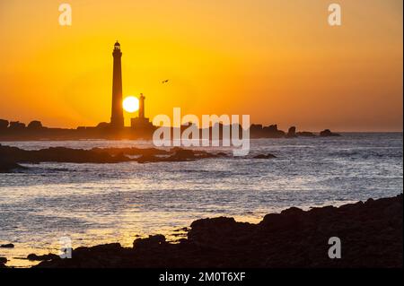 France, Finistère, Plouguerneau, coucher de soleil sur les phares de l'île vierge, dont l'un est le plus haut d'Europe Banque D'Images