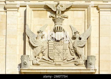 France, Meurthe et Moselle, Nancy, porte Saint Nicolas construite au 17th siècle avec son fronton décoré de duc rené le deuxième manteau d'armes flanqué d'aigles dont on se tient à la tête d'un chevalier (symbole de victoire) En référence à la batle de Nancy (1477) au cours de laquelle René le second battit les troupes de Charles le Temeraire situé place des Vosges Banque D'Images