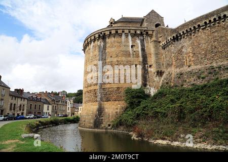 Vue sur le château (Château de Fougères) avec fossé à Fougères de la rue le Bouteiller, Fougères, Ille et Villaine, Bretagne, France Banque D'Images