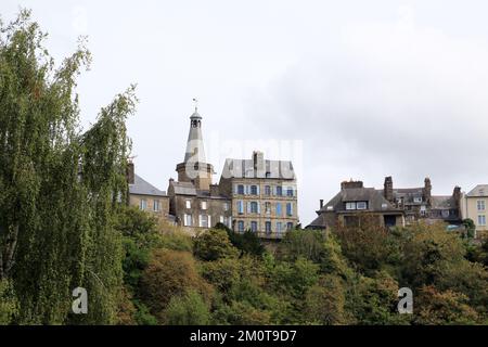 Vue sur le dos des maisons de la rue de la Pinterie, Fougères, Ille et Villaine, Bretagne, France Banque D'Images