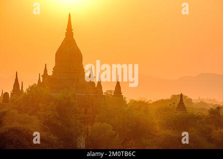 Birmanie, Myanmar, Bagan, temple et en arrière-plan la rivière Irrawaddy ou Ayeyarwady Banque D'Images