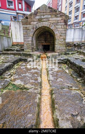 Espagne, Principauté des Asturies, Oviedo, scène sur le Camino del Norte et point de départ de la Camino Primitivo, itinéraires de pèlerinage espagnol à Saint-Jacques-de-Compostelle, fontaine de la Foncalada construite au 9th siècle par le roi Alfonso III des Asturies et patrimoine mondial de l'UNESCO Banque D'Images