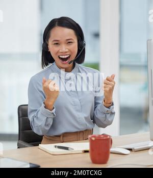 Portrait de la femme noire, du gagnant et du centre d'appels pour les objectifs, les objectifs et les ventes, avec wow face pour l'excellence dans le télémarketing, les télécommunications et la crm. Femme heureuse Banque D'Images