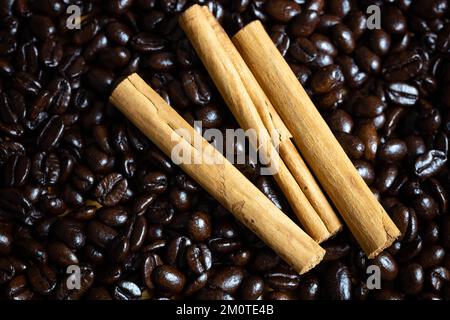 bâtonnets de cannelle avec grains de café, photographiés depuis le haut Banque D'Images