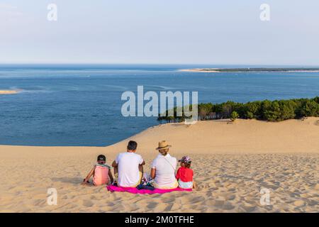 France, Gironde, la teste de Buch, la dune de Pilat, membre du réseau des Grands sites de France, Cap Ferret vu du sommet de la dune Banque D'Images