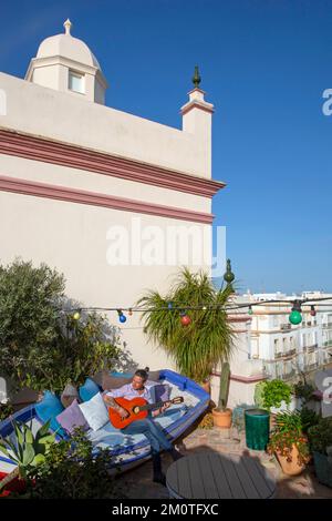 Espagne, Andalousie, Cadix, casa del consul, guitariste flamenco jouant dans un bateau placé sur une terrasse bordée d'arbres au pied d'une tour commerciale du 18th siècle Banque D'Images