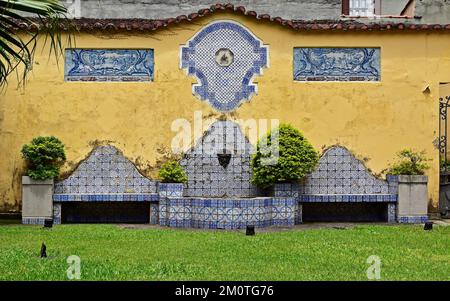Fontaine et bancs décorés de tuiles sur le jardin à Petrópolis, Rio de Janeiro, Brésil Banque D'Images