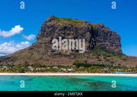 Ile Maurice, quartier de la rivière Noire, plage du Morne en face de l'hôtel de luxe Dinarobin Beachcomber Golf Resort & Spa et le Morne Brabant classé au patrimoine mondial de l'UNESCO (vue aérienne) Banque D'Images