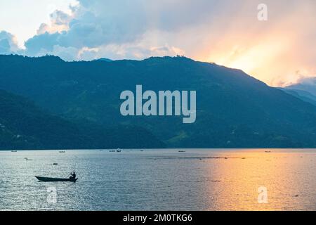 Népal, Pokhara, lac de Phewa Banque D'Images