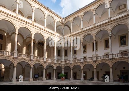 Italie, Sicile, Palerme, zone du patrimoine mondial de l'UNESCO, Palais Norman, cour intérieure Banque D'Images