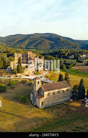 France, Vaucluse, Parc naturel régional du Luberon, Lourmarin, étiqueté les plus Beaux villages de France (les plus beaux villages de France), château des 15th et 16th siècles, temple protestant à l'extérieur du village en arrière-plan (vue aérienne) Banque D'Images