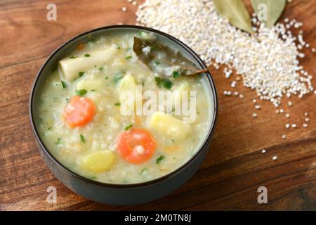 Krupnik, soupe traditionnelle d'orge polonaise avec légumes dans un bol Banque D'Images