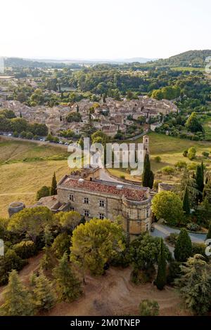 France, Vaucluse, Parc naturel régional du Luberon, Lourmarin, étiqueté les plus Beaux villages de France (les plus beaux villages de France), château des 15th et 16th siècles, temple protestant à l'extérieur du village en arrière-plan (vue aérienne) Banque D'Images