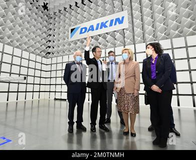 La princesse Astrid de Belgique et le ministre fédéral Hadja Lahbib photographiés lors d'une visite au Daikin Technology innovation Centre d'Osaka, lors de la Mission économique belge au Japon, le jeudi 08 décembre 2022 à Osaka. Une délégation avec la princesse et divers ministres se rendra à Tokyo, Nagoya, Osaka et Kyoto. BELGA PHOTO ERIC LALMAND Banque D'Images