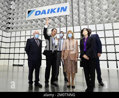 La princesse Astrid de Belgique et le ministre fédéral Hadja Lahbib photographiés lors d'une visite au Daikin Technology innovation Centre d'Osaka, lors de la Mission économique belge au Japon, le jeudi 08 décembre 2022 à Osaka. Une délégation avec la princesse et divers ministres se rendra à Tokyo, Nagoya, Osaka et Kyoto. BELGA PHOTO ERIC LALMAND Banque D'Images