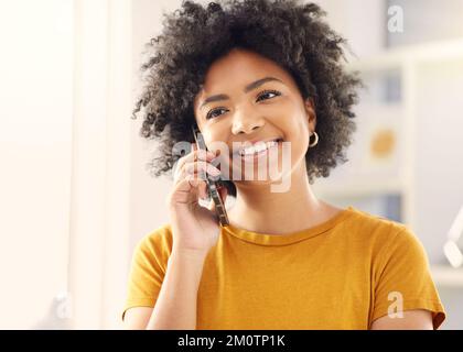 Il vous suffit de décrocher votre téléphone et de passer l'appel. une jeune femme à l'appel à la maison. Banque D'Images