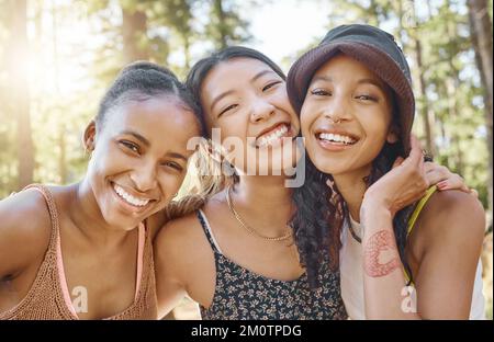 J'ai réussi à me remettre les uns les autres. un groupe diversifié d'amis se liant en campant dans les bois. Banque D'Images