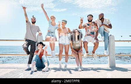 Les amis sont la famille que vous pouvez choisir. Prise de vue en longueur d'un groupe diversifié d'amis se liant pendant une journée à l'extérieur. Banque D'Images