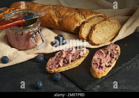 sandwichs avec pâté et bleuets Banque D'Images