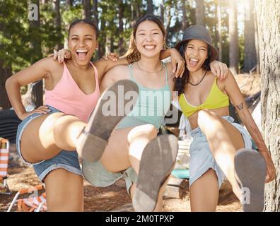 Nous étions contents et nous ne nous soucions pas de la façon dont il se passe. un groupe diversifié d'amis se liant en campant dans les bois. Banque D'Images