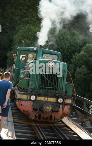 Ivano-Frankivsk, Ukraine, 14 juillet 2022: Vieux train à voie étroite, trains de l'Ukraine. Banque D'Images