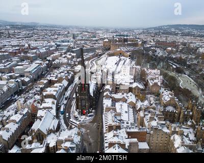 Édimbourg, Écosse, Royaume-Uni. 8th décembre 2022. La neige à Édimbourg, les conditions météorologiques arctiques du nord continuent d'affecter de grandes parties de l'Écosse. Photo; vue aérienne de la vieille ville à Lawnmarket. Iain Masterton/Alay Live News Banque D'Images