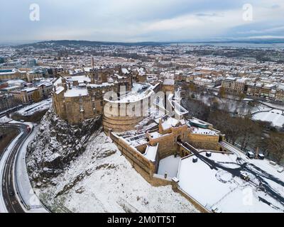 Édimbourg, Écosse, Royaume-Uni. 8th décembre 2022. La neige à Édimbourg, les conditions météorologiques arctiques du nord continuent d'affecter de grandes parties de l'Écosse. Photo : Vue sur un château d'Édimbourg recouvert de neige. Iain Masterton/Alay Live News Banque D'Images