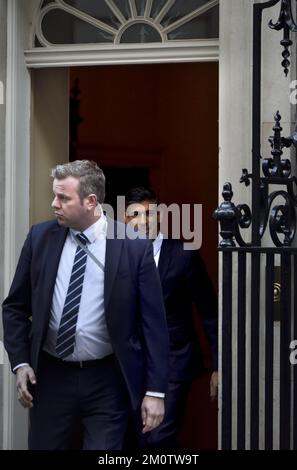 Rishi Sunak MP - Premier ministre britannique - départ du 10 Downing Street pour les questions du Premier ministre au Parlement. 7th décembre 2022 Banque D'Images