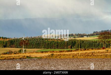 Dundee, Tayside, Écosse, Royaume-Uni. 8th décembre 2022. Météo au Royaume-Uni : le nord-est de l'Écosse connaît un beau soleil de décembre, avec des sommets autour de 3°C. Tayside a reçu sa première chute de neige de l'année grâce à un coup de nuit dans l'arctique. Des averses de neige baladent les collines Sidlaw de Dundee, le parc régional de Clatto et la campagne environnante. Crédit : Dundee Photographics/Alamy Live News Banque D'Images