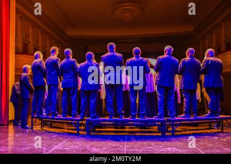 Chœur musical chantant dans un théâtre. Vue arrière. Banque D'Images