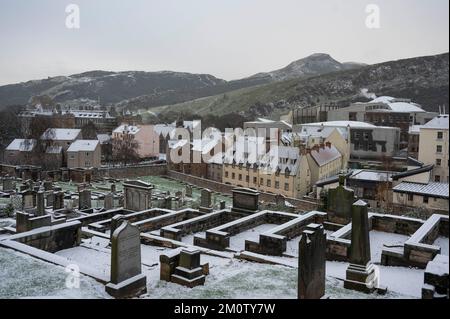 Jeudi 8th décembre 2022 : Edimbourg, Ecosse, Royaume-Uni. Météo. Une froide tempête au Royaume-Uni a apporté une légère couche de neige à la capitale écossaise. New Calton Burial Ground avec le palais de Holyroodhouse à gauche, Arthurs Seat et Salisbury Crags au loin et la vapeur s'élevant du Parlement écossais. Banque D'Images