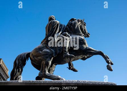 Jeudi 8th décembre 2022 : Edimbourg, Ecosse, Royaume-Uni. Météo. Une froide tempête au Royaume-Uni a apporté une légère couche de neige à la capitale écossaise. La statue de Wellington sur Princes Street. Banque D'Images