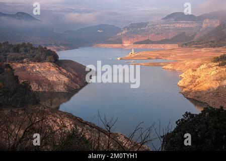 Vilanova de Sau, Catalogne, Espagne. 6th décembre 2022. Vue d'un point panoramique, l'église du réservoir de Sau, qui a été presque complètement submergé pendant plus de 50 ans et est maintenant visible en raison de la sécheresse. La sécheresse extrême affecte l'Espagne depuis des mois. La région proche de Vilanova de Sau est inférieure à 30% de sa capacité en eau. Il y a plus de 50 ans, le réservoir de Sau avait plus de 90 % de sa capacité en eau. Le changement climatique a considérablement affecté la région, laissant des paysages déserts avec des signes clairs de sécheresse. (Credit image: © Ximena Borrazas/SOPA Images via ZUMA Press Wire) Banque D'Images