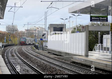 Milan (Italie), la nouvelle station Tibaldi-Università Bocconi du système de transport régional, qui fait partie du projet de ligne circulaire de Milan. - Milan, la nuova stazione Tibaldi-Università Bocconi del sistema di trasporto regionale, parte del progetto di linea circolare milanais. Banque D'Images