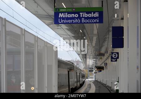 Milan (Italie), la nouvelle station Tibaldi-Università Bocconi du système de transport régional, qui fait partie du projet de ligne circulaire de Milan. - Milan, la nuova stazione Tibaldi-Università Bocconi del sistema di trasporto regionale, parte del progetto di linea circolare milanais. Banque D'Images