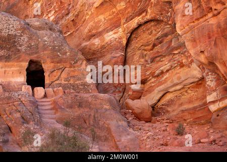 Petra, Jordanie plusieurs couches de grès et de roches minérales et grotte dans les tombes anciennes sur le sentier de Wadi Farasah Banque D'Images