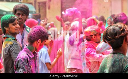 Delhi, Inde - des dévotés dansant pour soumissionner adieu au Seigneur Ganesha à Delhi pendant Ganesh Visarjan Banque D'Images