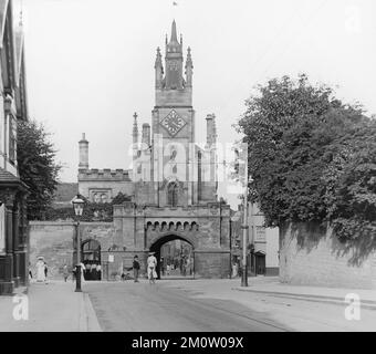 Une photographie noir et blanc de la fin du 19th siècle montrant la ville de Warwick en Angleterre, avec le château Arms Pub sur la droite. Banque D'Images