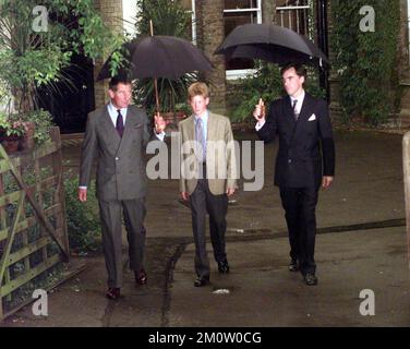 Photo du dossier datée du 02/09/98, d'Andrew Gailey, Housemaster de Manor House, rencontrant le prince Harry (aujourd'hui duc de Sussex) et le prince de Galles (aujourd'hui roi Charles III) à Eton College, Berkshire, arrivant le premier jour de son arrivée à l'école comme frontière. Le premier épisode du documentaire Netflix « Harry and Meghan » montre que le jeune prince est photographié à Eton, et le duc de Sussex raconte au programme : « c'est à ce moment-là que tout ce qui était arrivé à notre mère a commencé à nous arriver. » Date de publication : jeudi 8 décembre 2022. Banque D'Images