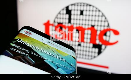Smartphone avec page Web de la société Taiwan Semiconductor Manufacturing Company (TSMC) à l'écran avec logo. Faites la mise au point dans le coin supérieur gauche de l'écran du téléphone. Banque D'Images